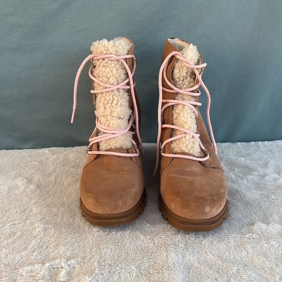 NWOT Sorel Joan of Artic Wedge III Lace Cozy Bootie in Tawny Buff Size 10 - Picture 1 of 8